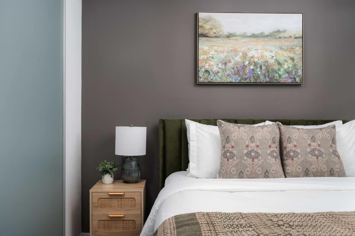 Sunset Views in Chic Condo by Cn Tower