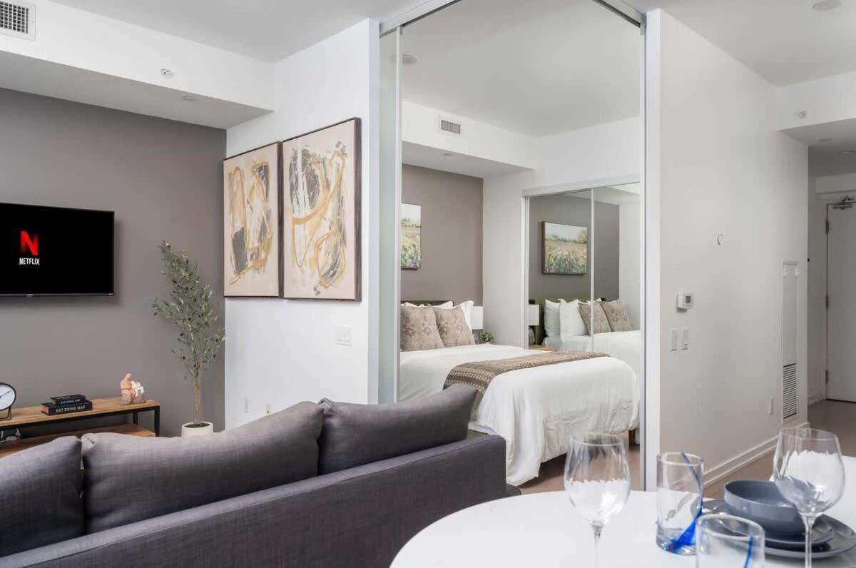 Sunset Views in Chic Condo by Cn Tower