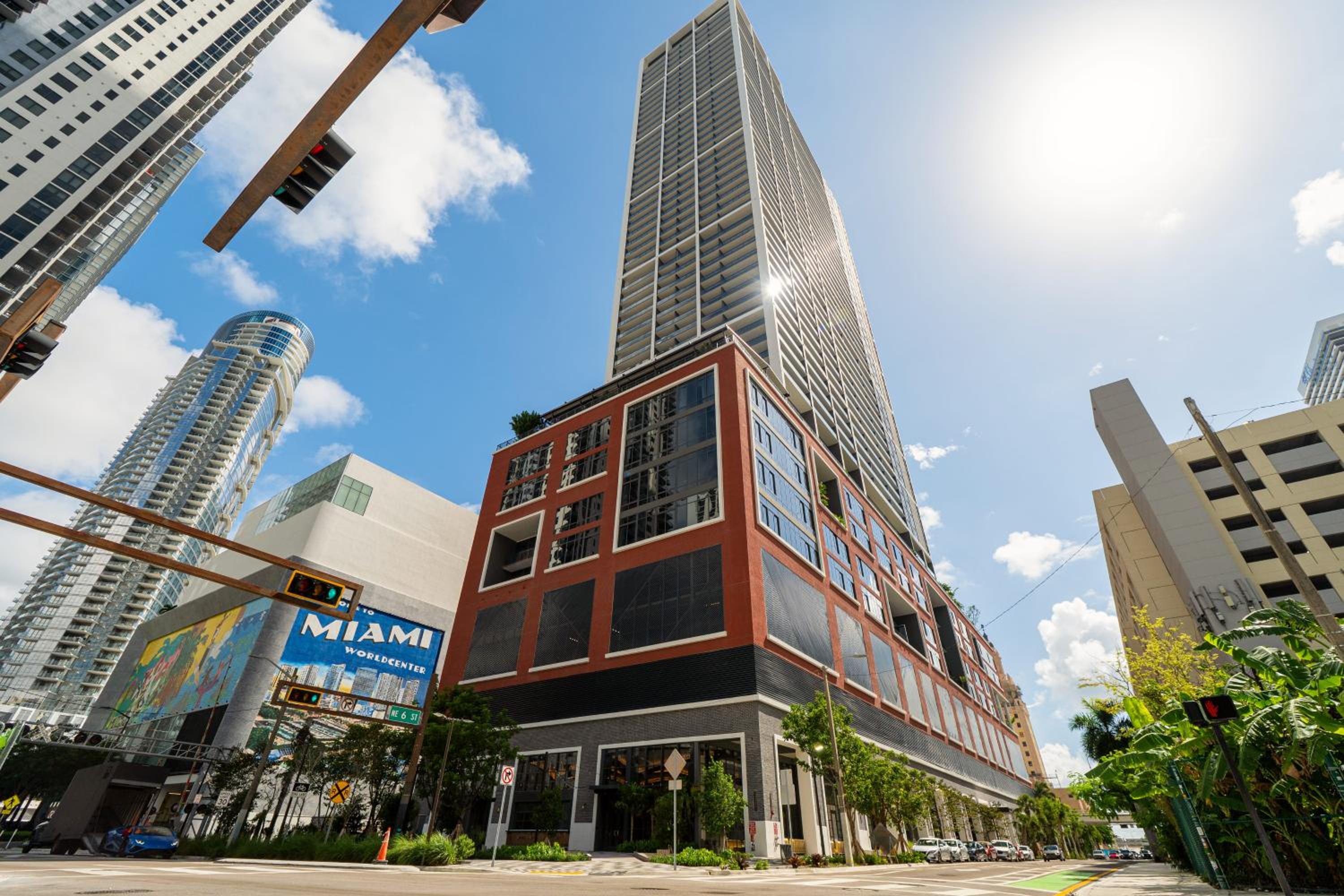 Luxury Studio on 47th! Floor in Downtown Miami