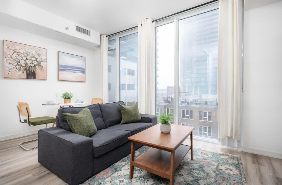 Midsize 1BD Condo in Downtown Core