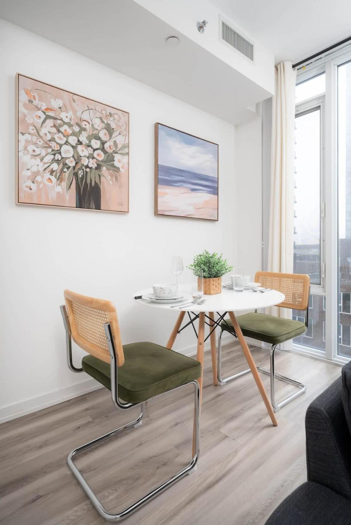 Midsize 1BD Condo in Downtown Core