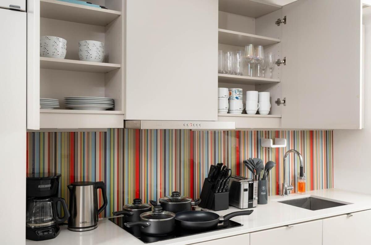 Midsize 1BD Condo in Downtown Core