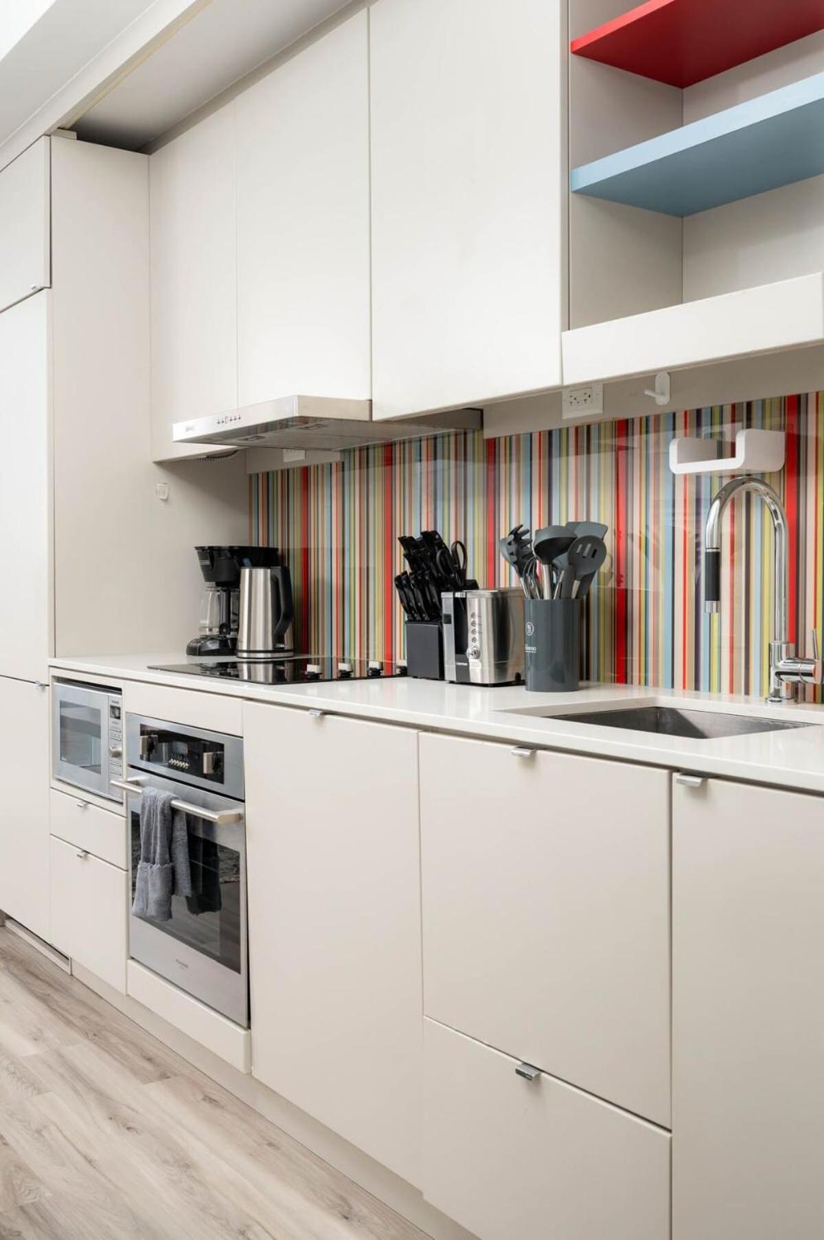 Midsize 1BD Condo in Downtown Core