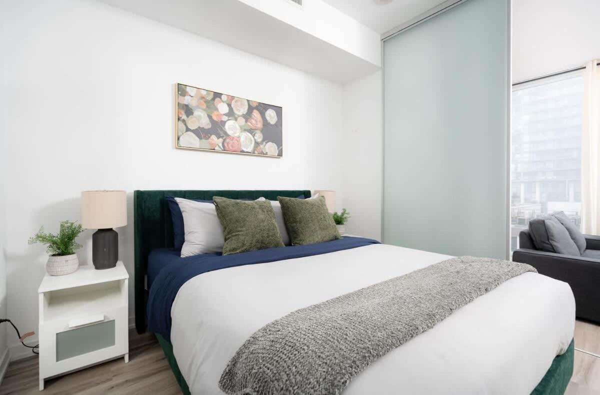 Midsize 1BD Condo in Downtown Core