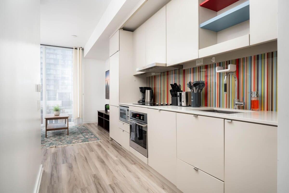 Midsize 1BD Condo in Downtown Core