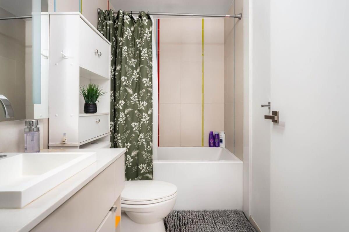 Midsize 1BD Condo in Downtown Core