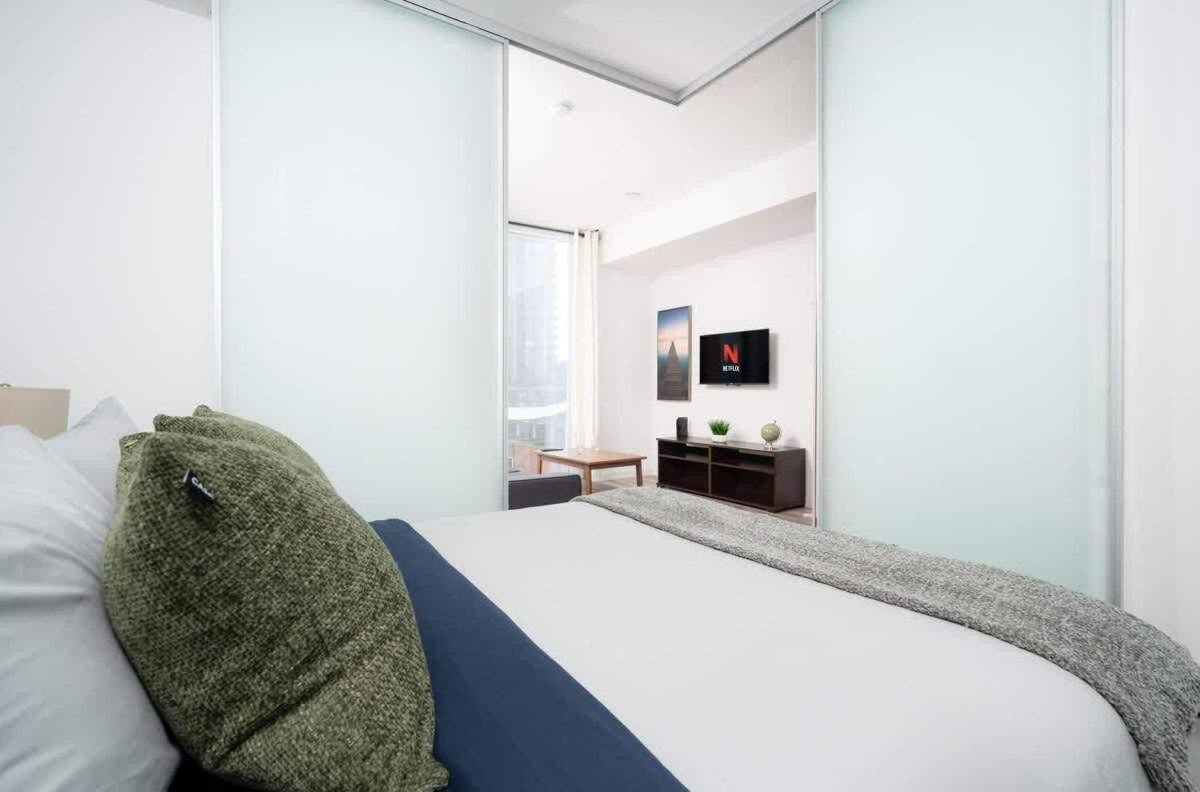 Midsize 1BD Condo in Downtown Core