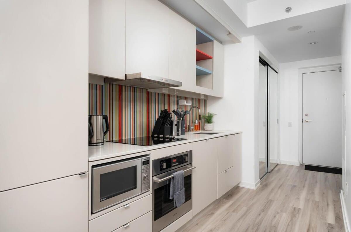 Midsize 1BD Condo in Downtown Core
