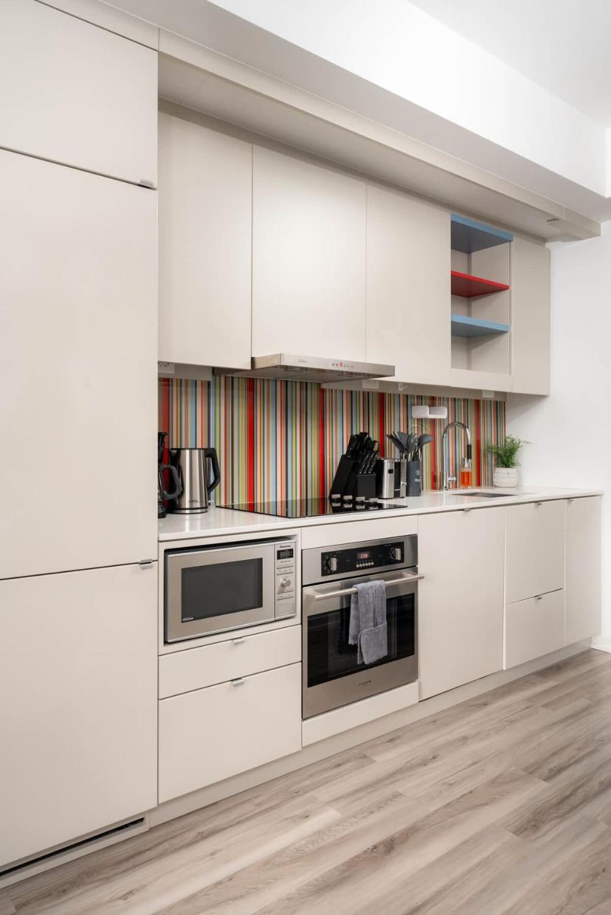 Midsize 1BD Condo in Downtown Core