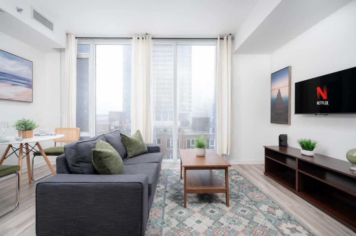 Midsize 1BD Condo in Downtown Core