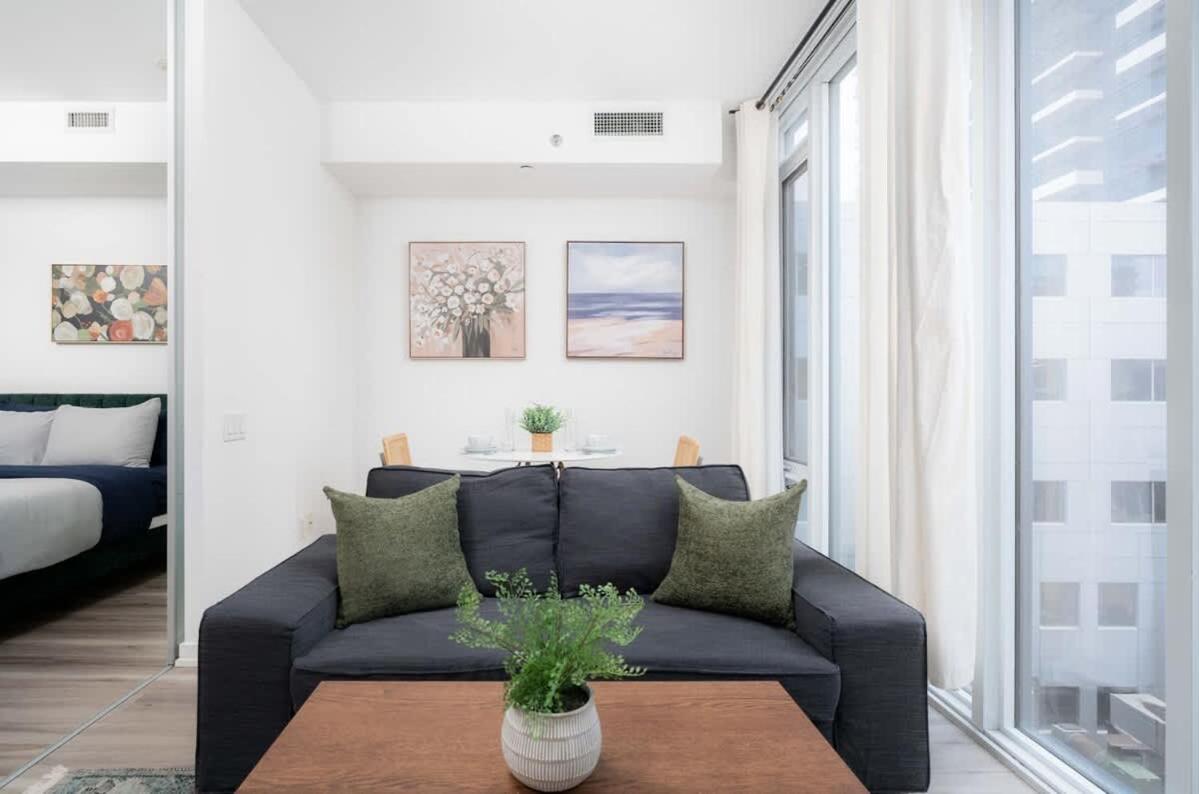 Midsize 1BD Condo in Downtown Core