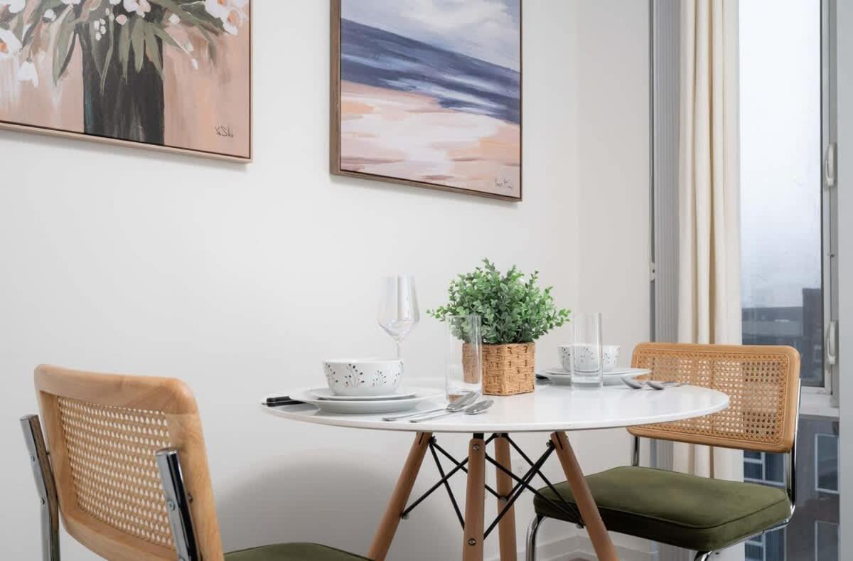 Midsize 1BD Condo in Downtown Core