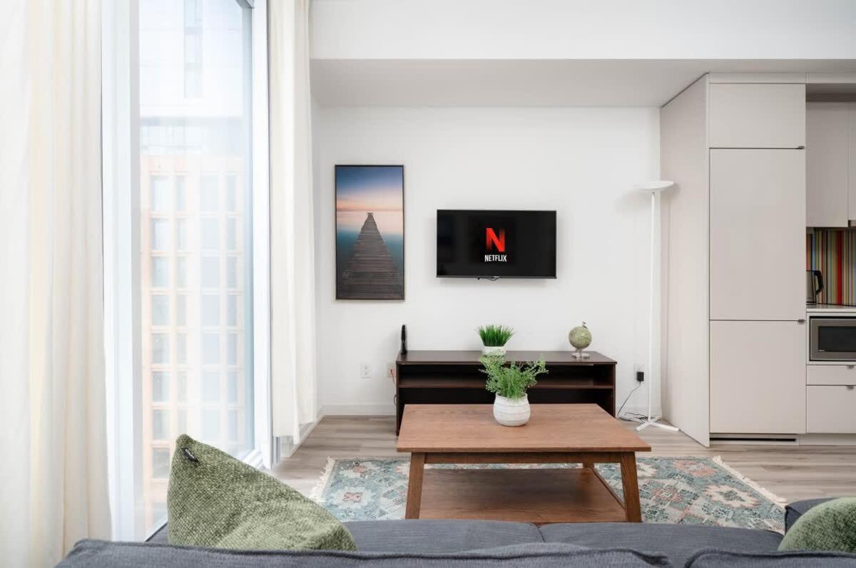Midsize 1BD Condo in Downtown Core