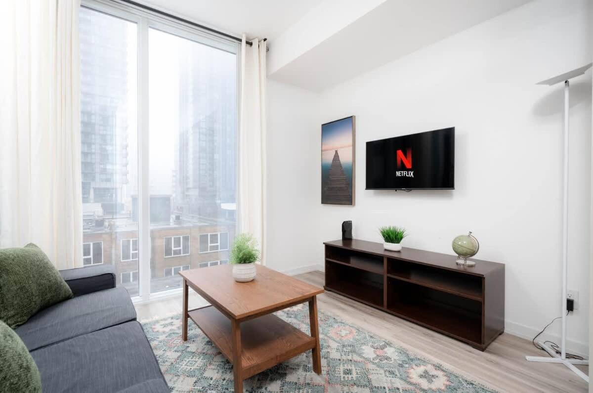 Midsize 1BD Condo in Downtown Core