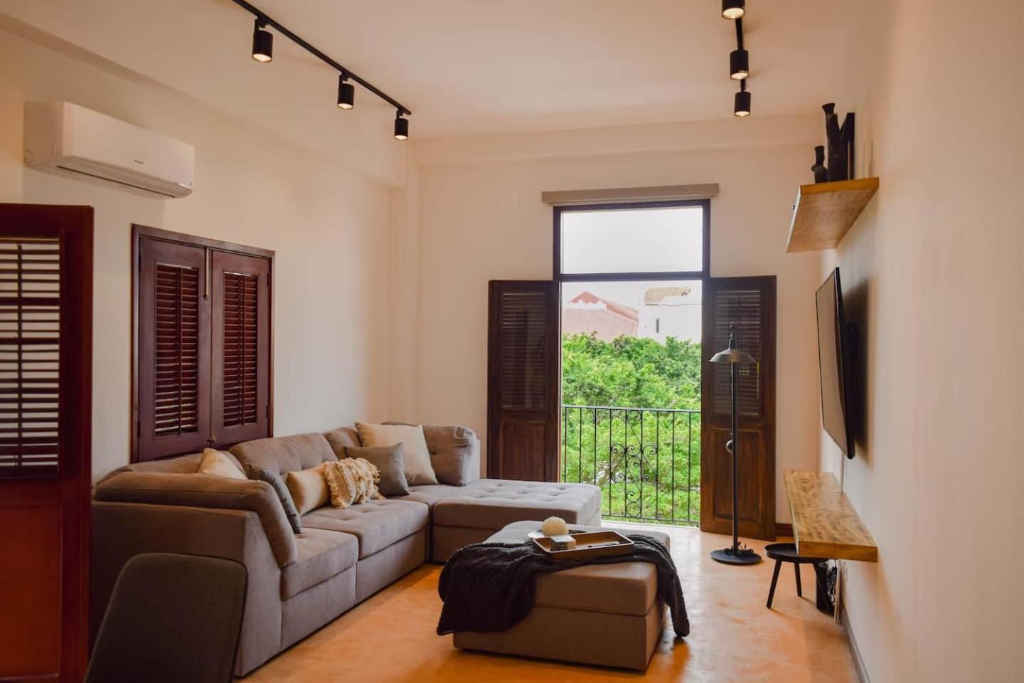 Best Location - Spacious And Fancy Apt view 5