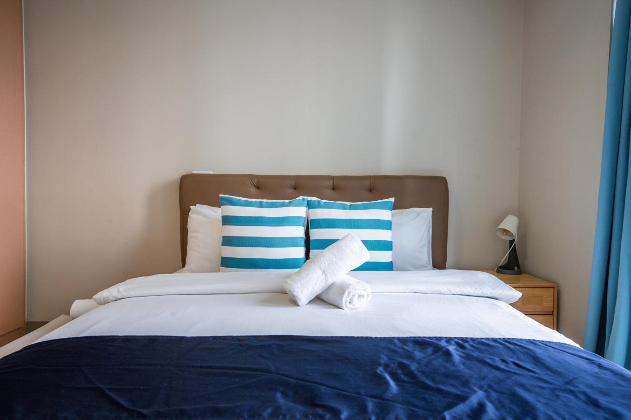 2BR 2TB Uptown Parksuites BGC Balcony,fast WiFi,Washer view 5