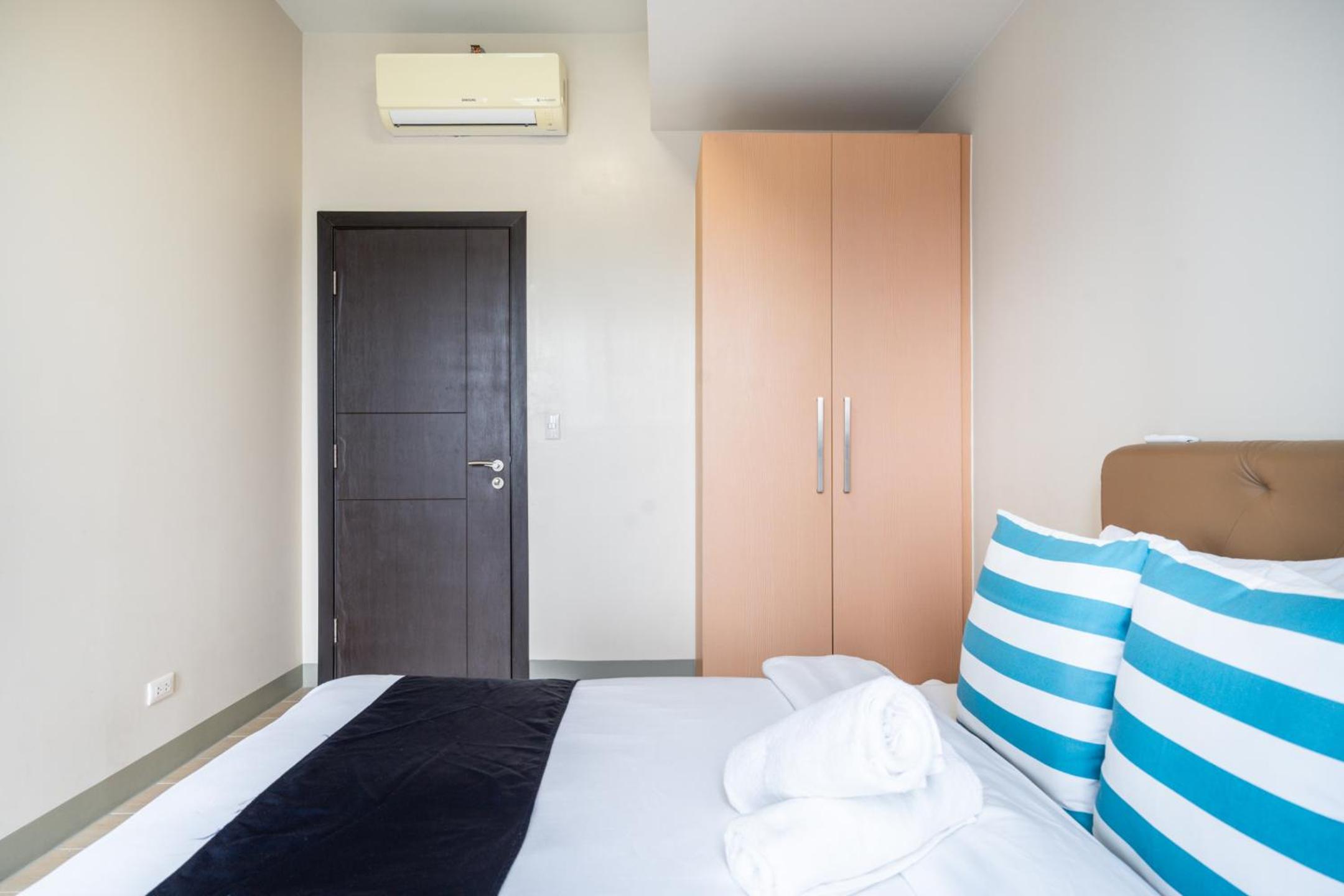 2BR 2TB Uptown Parksuites BGC Balcony,fast WiFi,Washer view 4