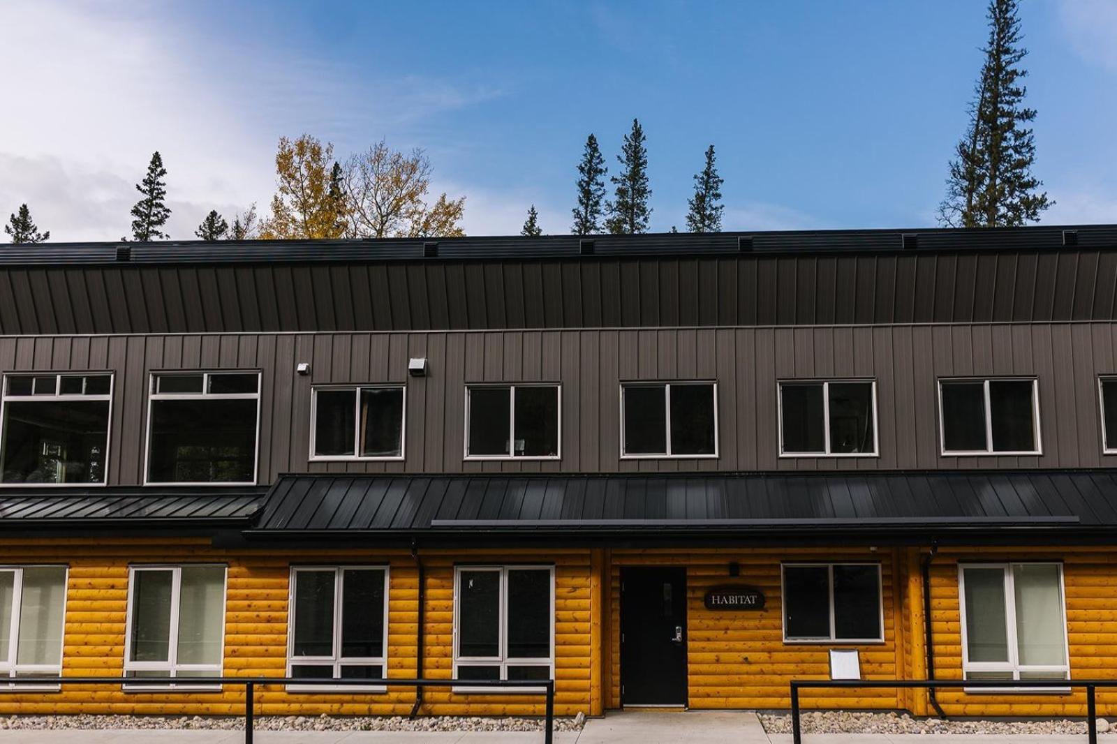 Jasper East Hostel - Near Jasper National Park East Gate Entrance
