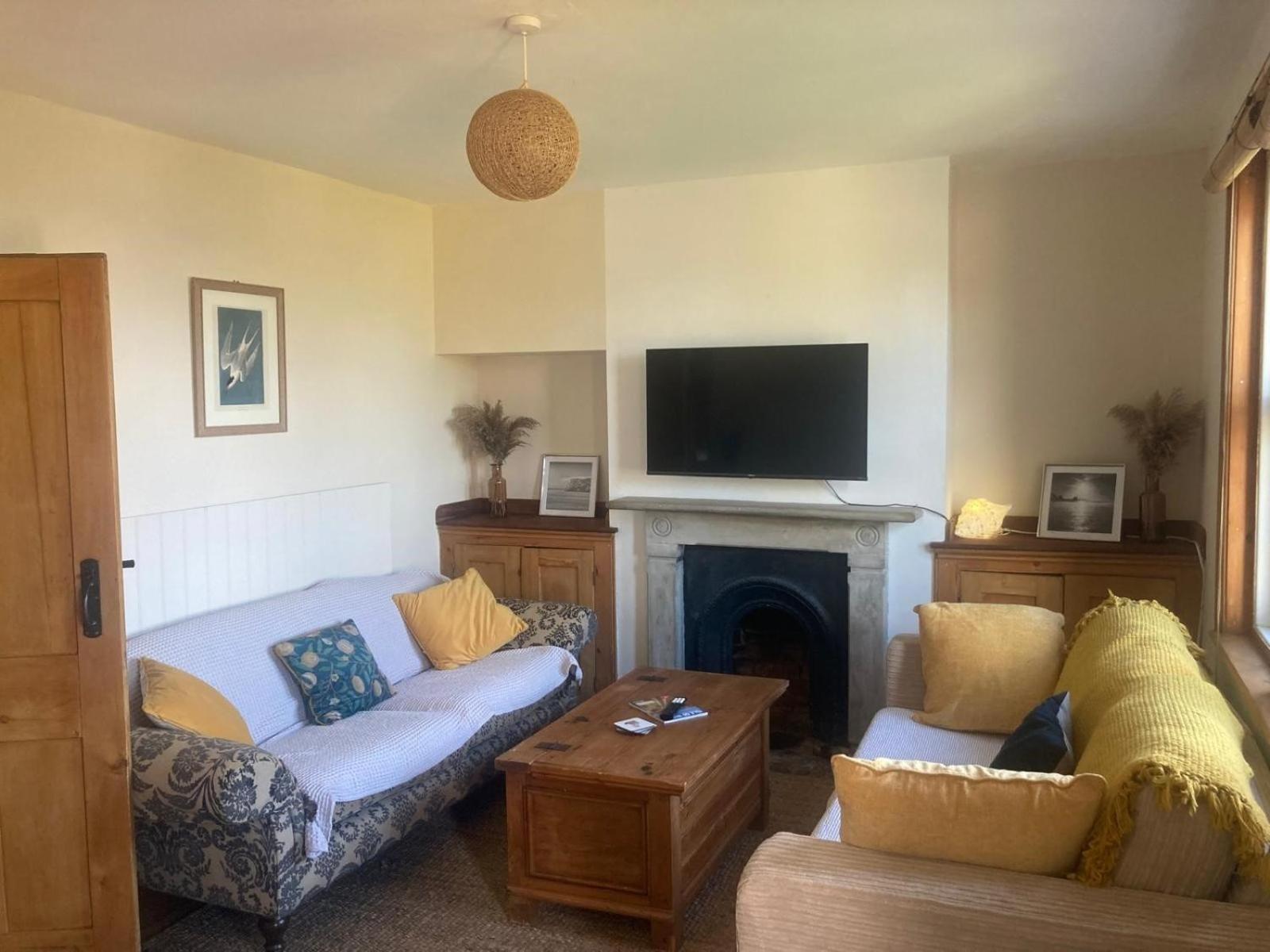 Cosy Coastguard Cottage right next to the sea