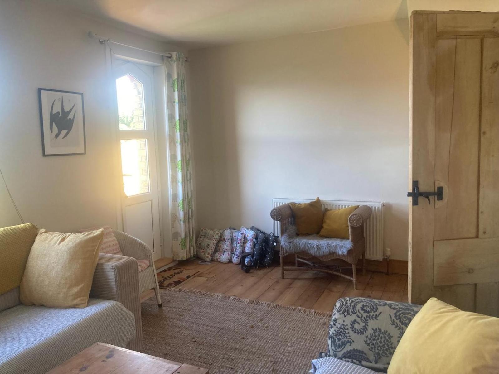 Cosy Coastguard Cottage right next to the sea