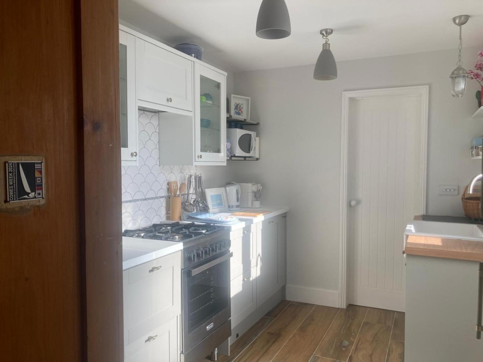 Cosy Coastguard Cottage right next to the sea
