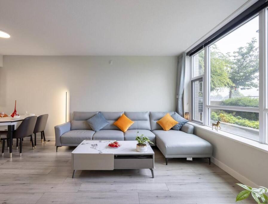 Sunny 2bdrm Apt in Richmond-Monthly rental