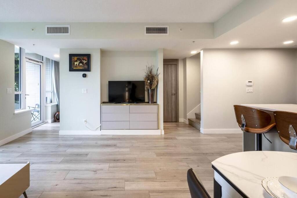 Sunny 2bdrm Apt in Richmond-Monthly rental