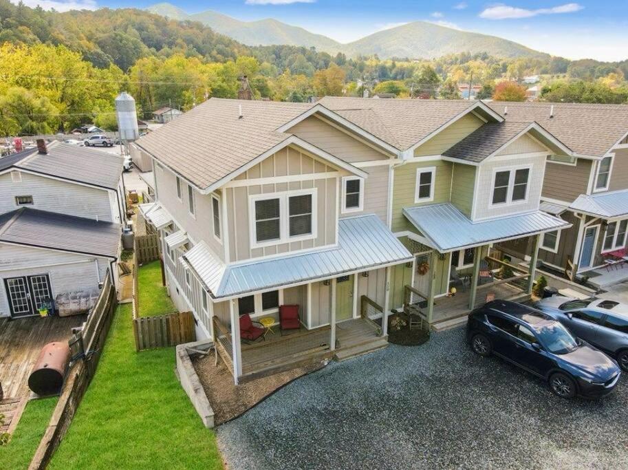 Hotel Urban Retreat Downtown Gem Walk Everywhere Train View Mountain View Near National Park Entrance - Image 1