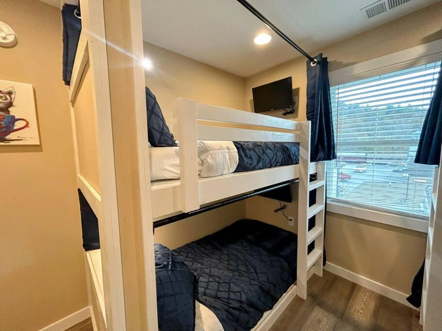 Urban Retreat Downtown Gem, Walk Everywhere, Custom Bunk Room, Hot Tub, Train & Mountain View, Near National Park Entrance view 2
