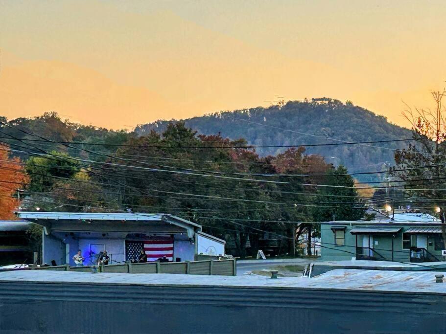 Urban Retreat Downtown Gem, Walk Everywhere, Custom Bunk Room, Hot Tub, Train & Mountain View, Near National Park Entrance view 3