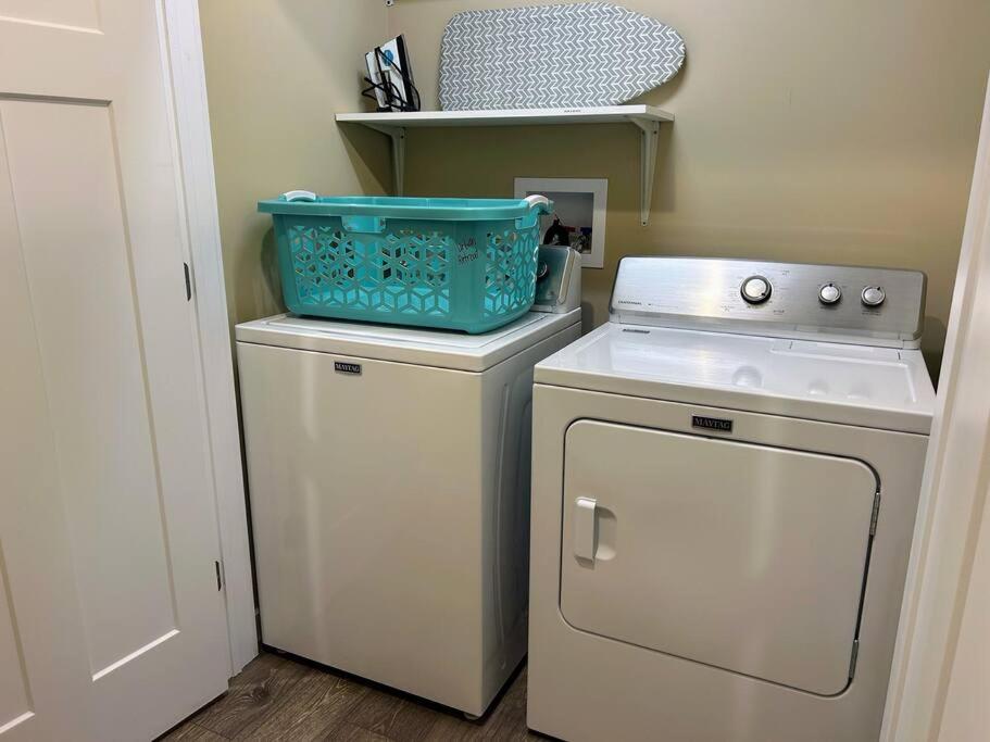 Urban Retreat Downtown Gem, Walk Everywhere, Custom Bunk Room, Hot Tub, Train & Mountain View, Near National Park Entrance view 4