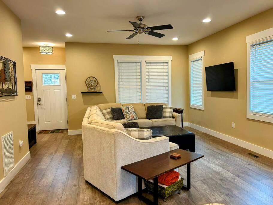 Urban Retreat Downtown Gem, Walk Everywhere, Custom Bunk Room, Hot Tub, Train & Mountain View, Near National Park Entrance view 5