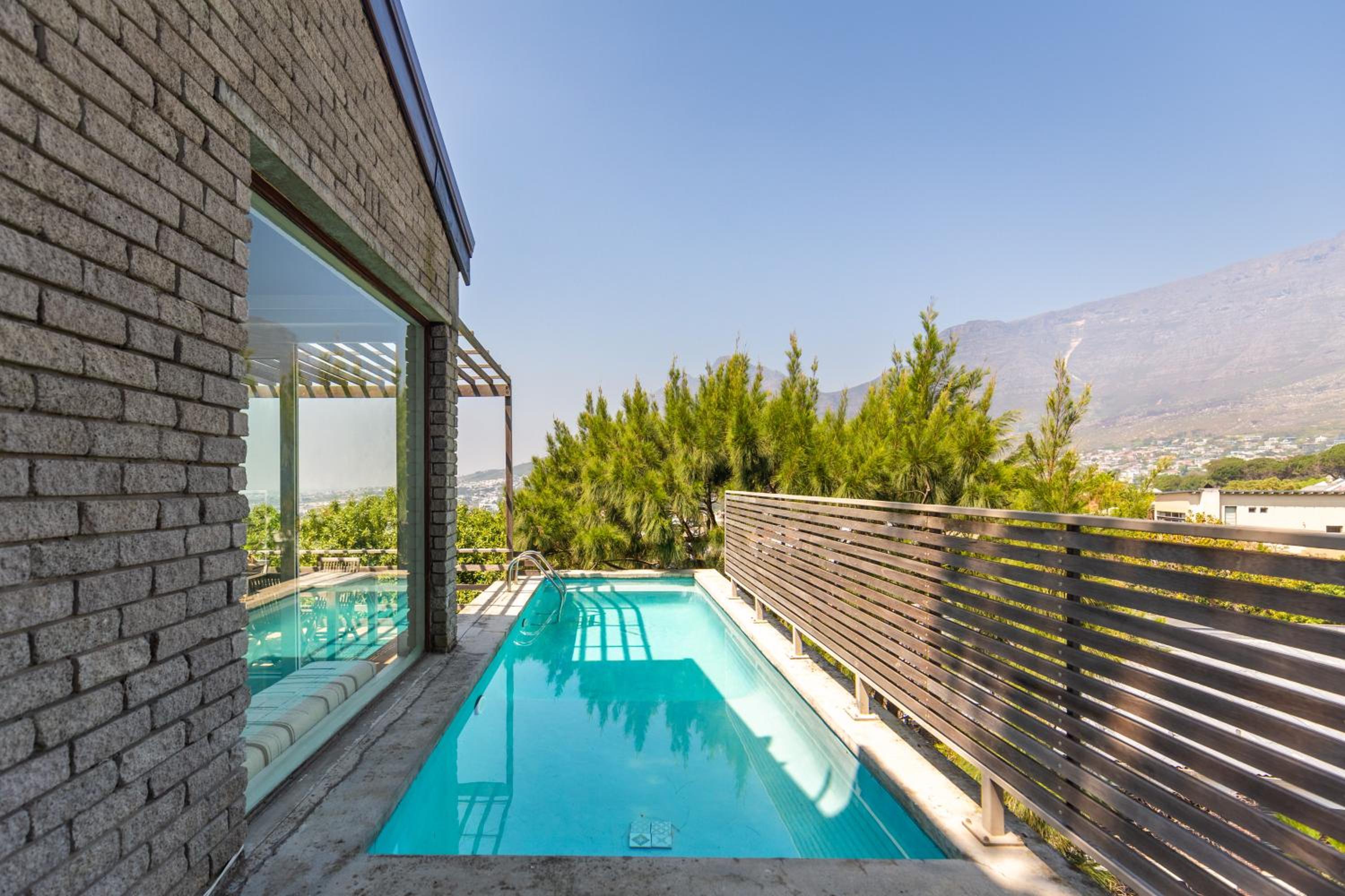 Lions Head Villa with Stunning Table Mountain Views view 4