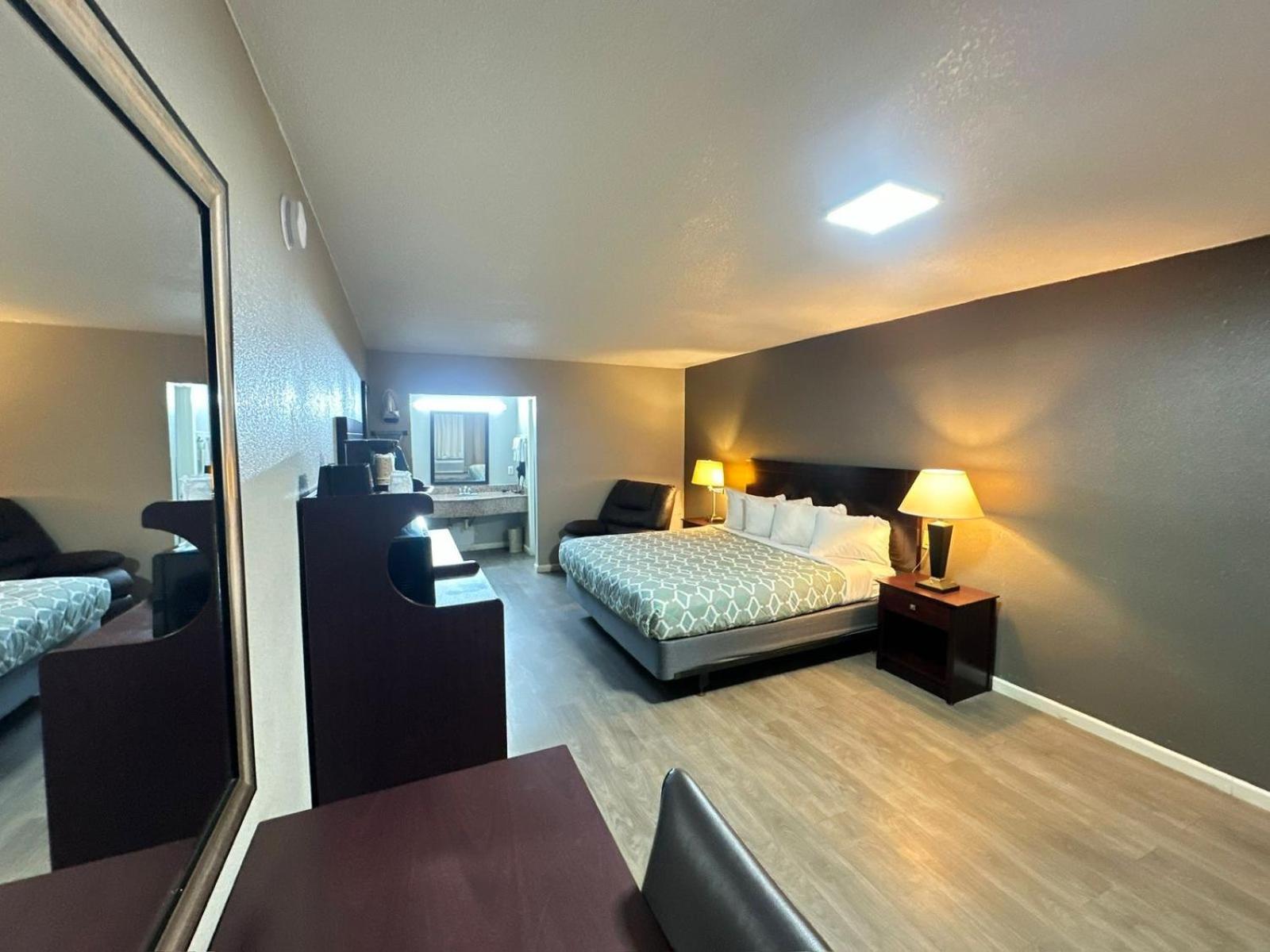 Gainesville Vacations - Loyalty Inn Gainesville - Property Image 1