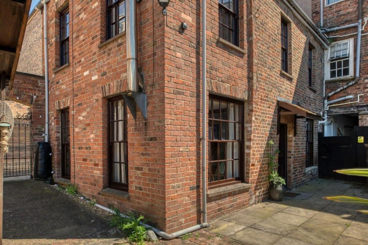 Grade II Listed Cottage in Central Taunton view 4