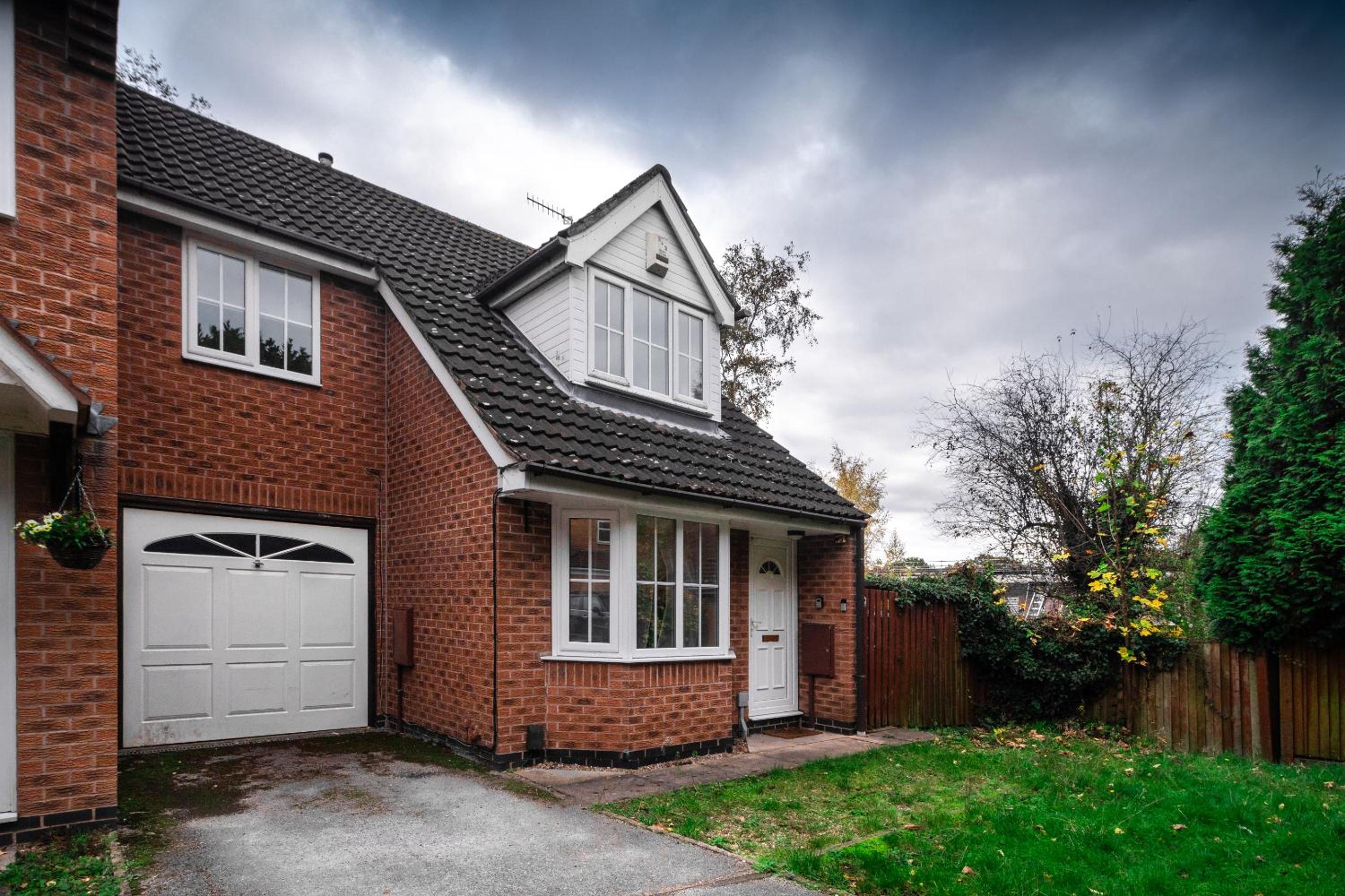 Cosy Deluxe 3 Bed House - Free Parking - Sleeps 9 view 2