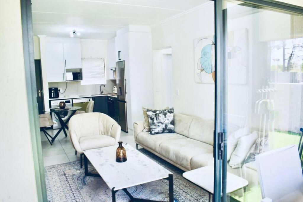 Everbloom Apartments- Luxury & Equipped 1 Bedroom Apartment view 4