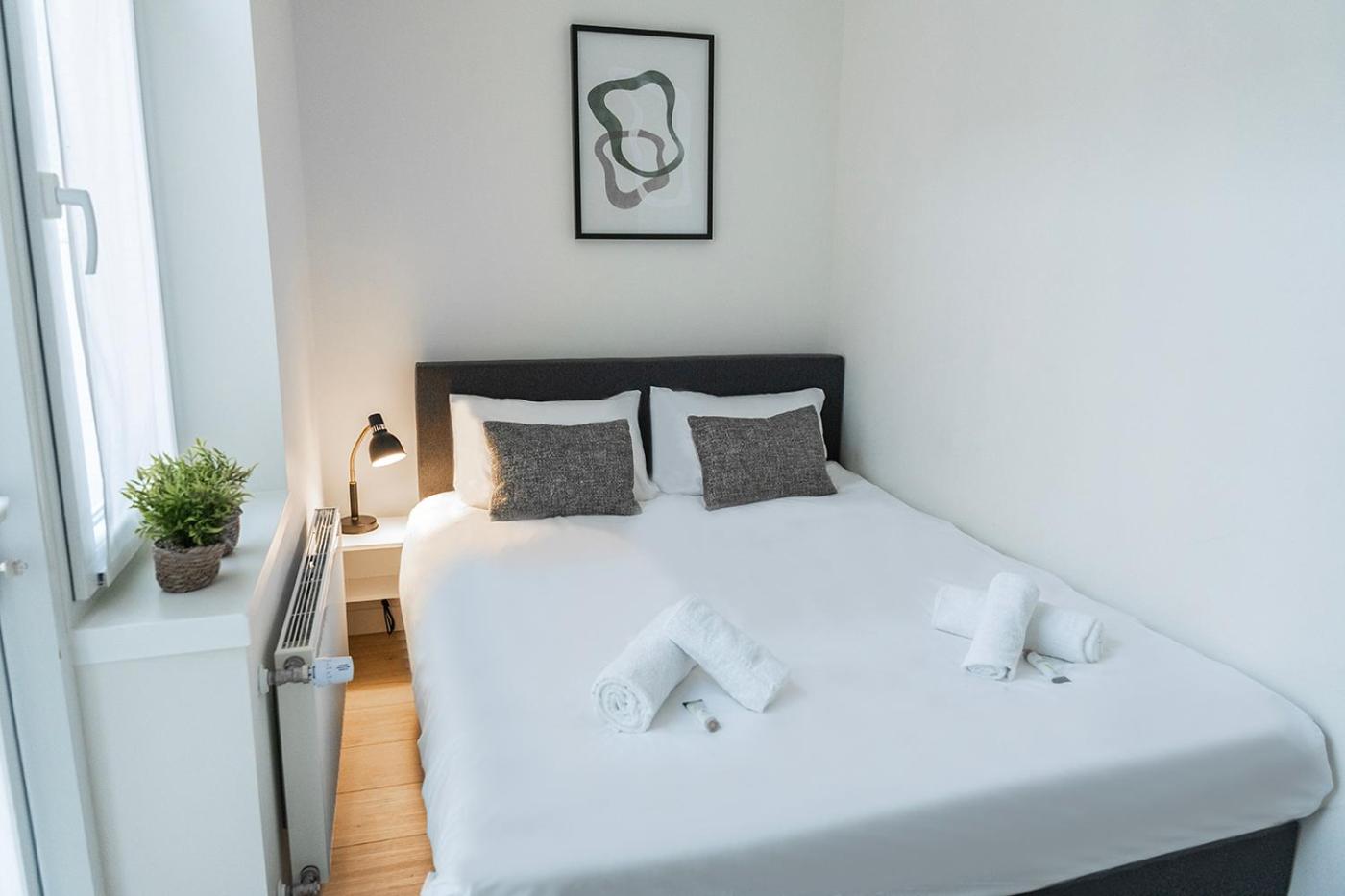 Fully Equipped Apartment, lovely bed