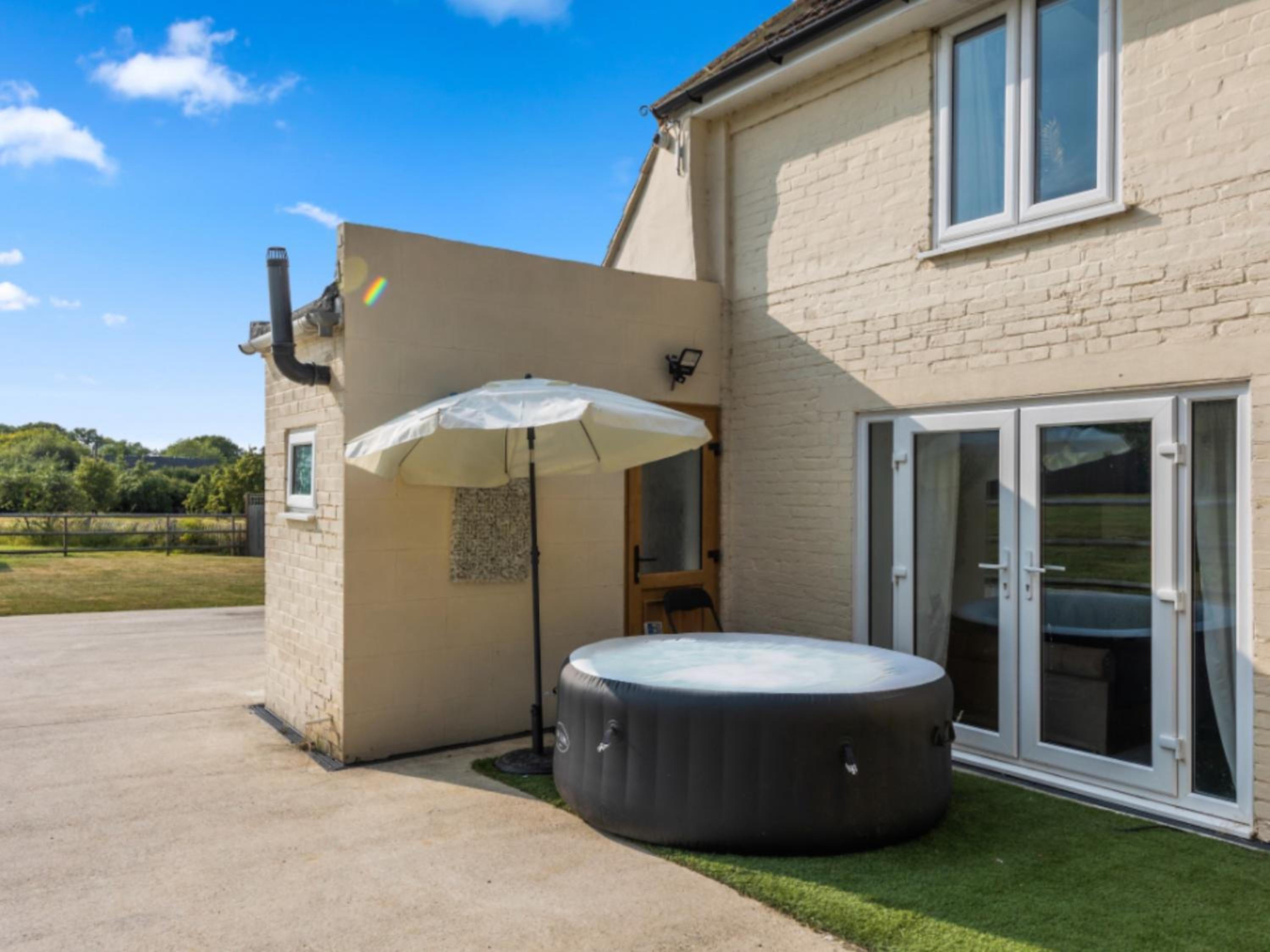 Stunning Detached Spacious House with Hot Tub & Parking view 2