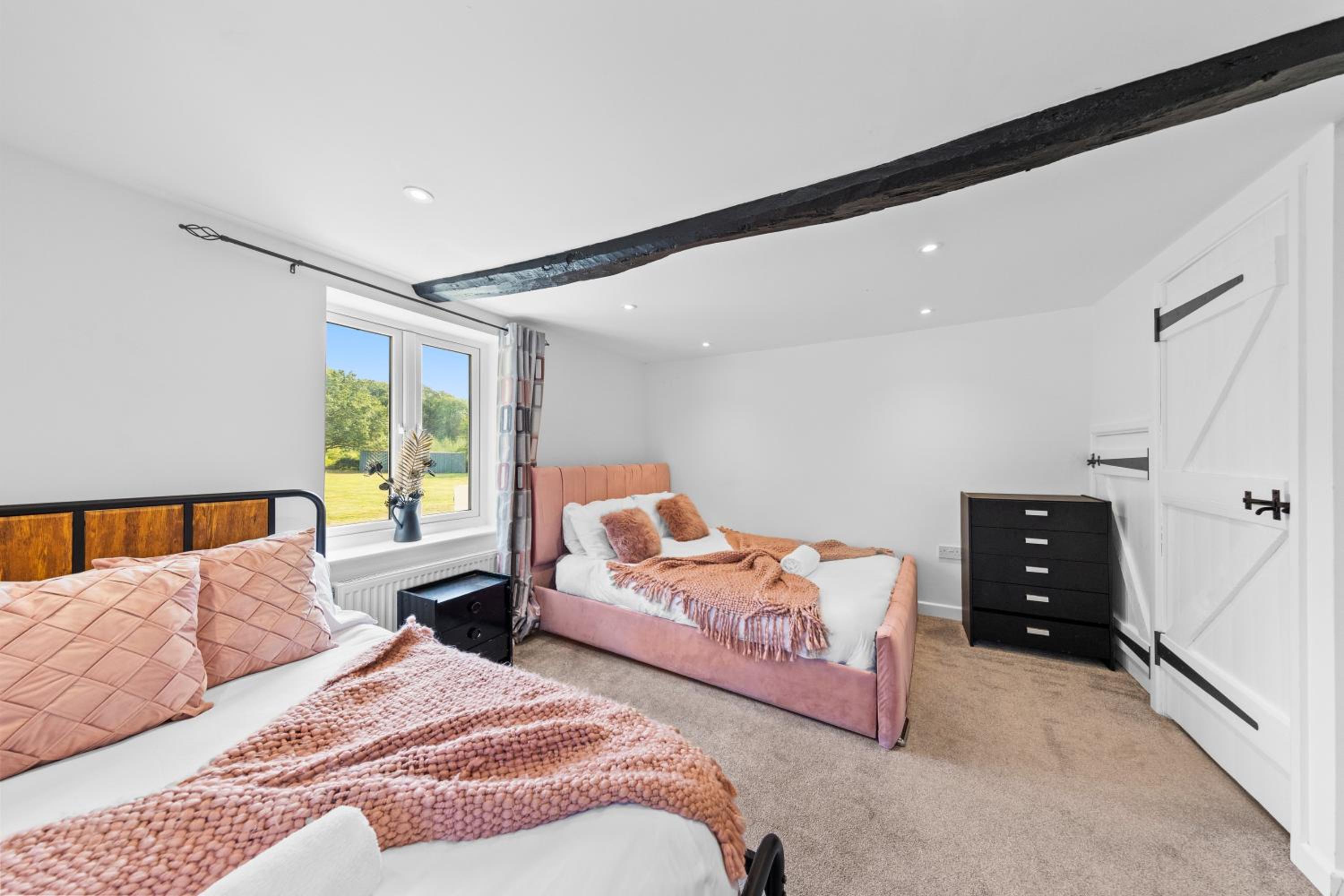 Stunning Detached Spacious House with Hot Tub & Parking view 3