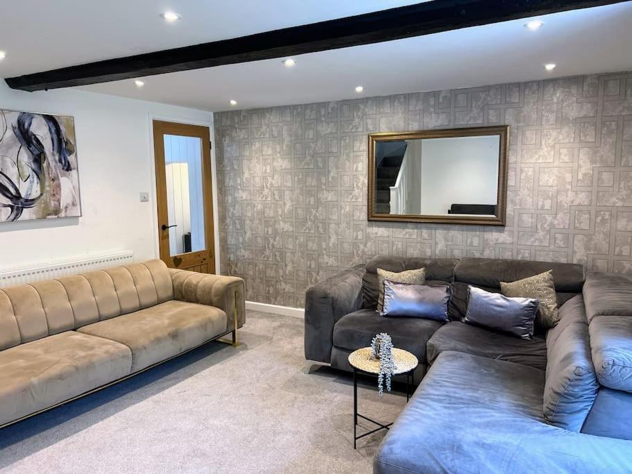 Stunning Detached Spacious House with Hot Tub & Parking view 5