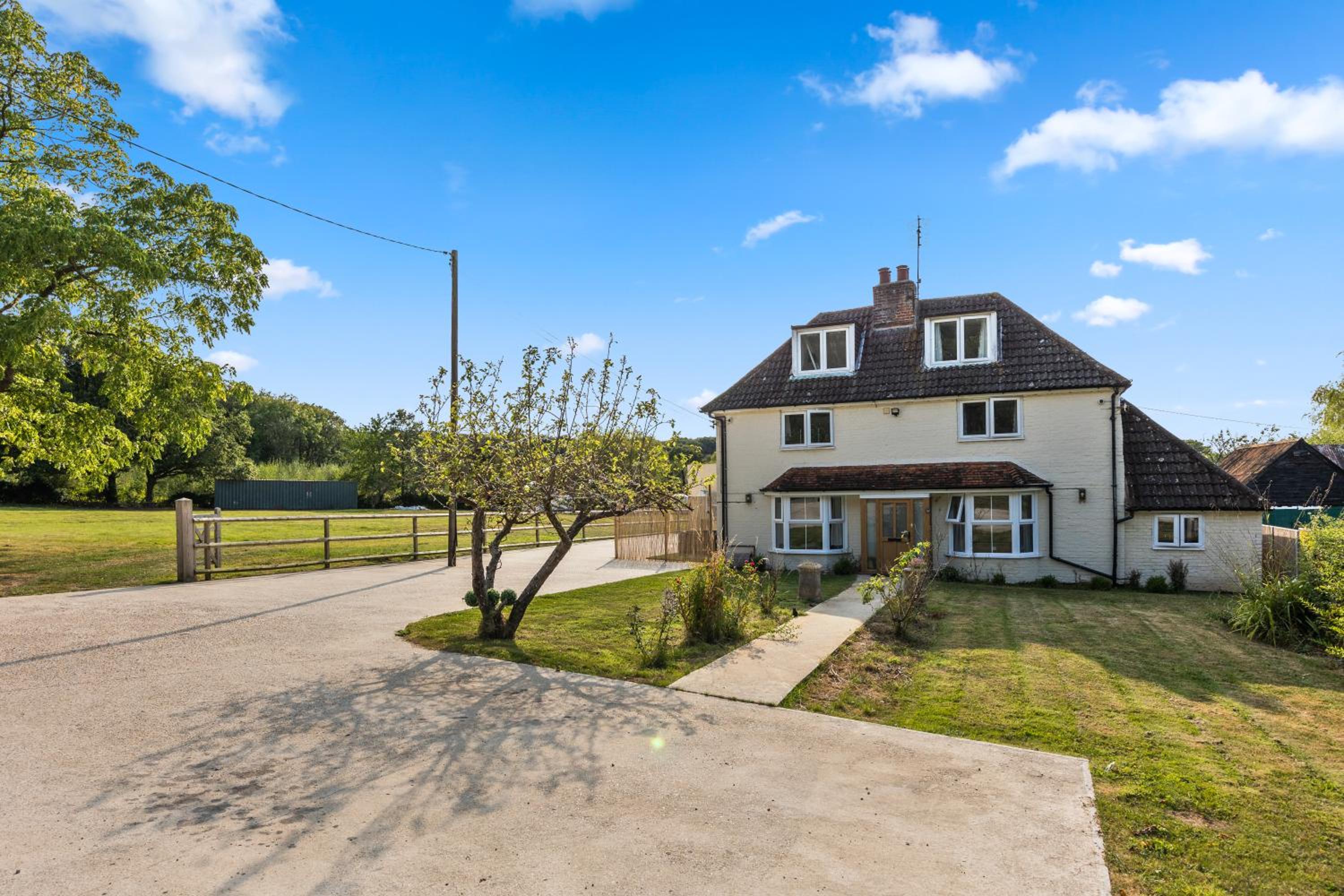 Stunning Detached Spacious House with Hot Tub & Parking view 4