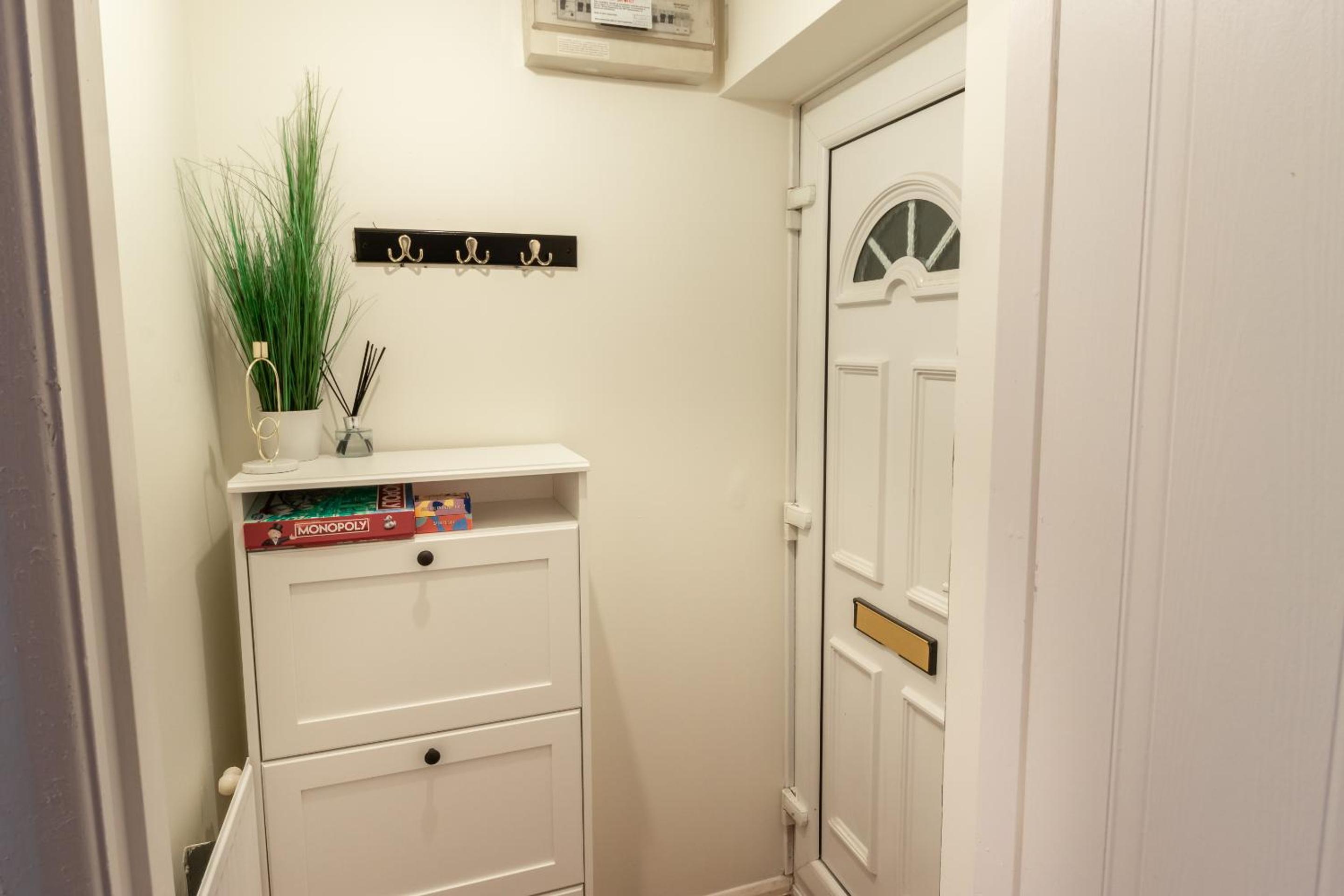 Cosy Deluxe 3 Bed House - Free Parking - Sleeps 9 view 3