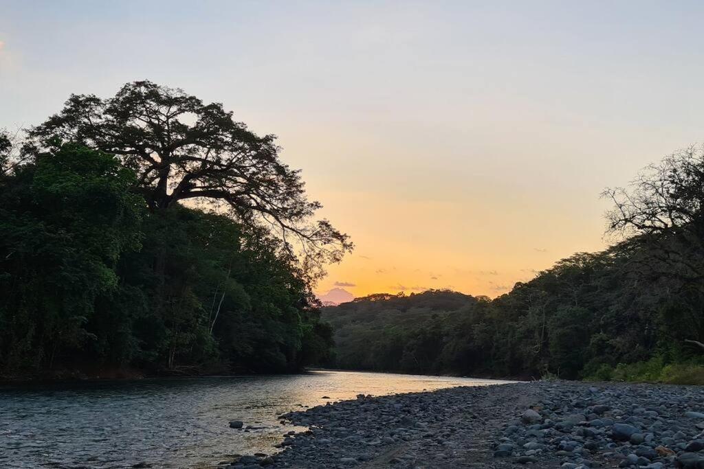 Hermosa cabaña con espacios al Aire Libre!