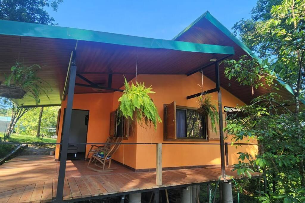 Hermosa cabaña con espacios al Aire Libre!