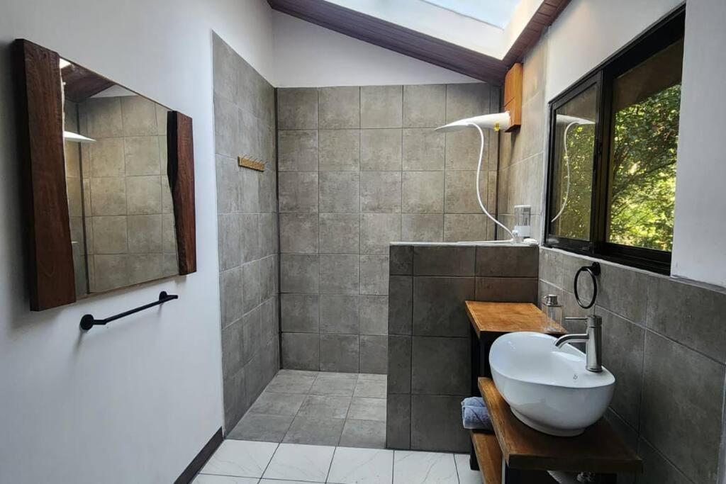Hermosa cabaña con espacios al Aire Libre!