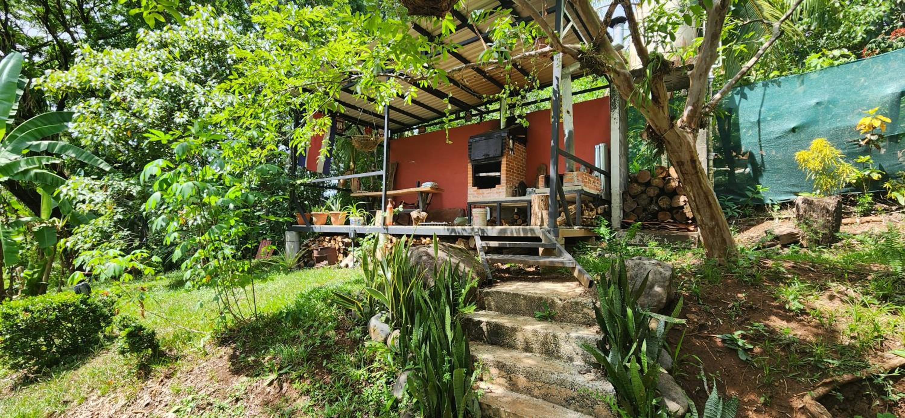 Hermosa cabaña con espacios al Aire Libre!