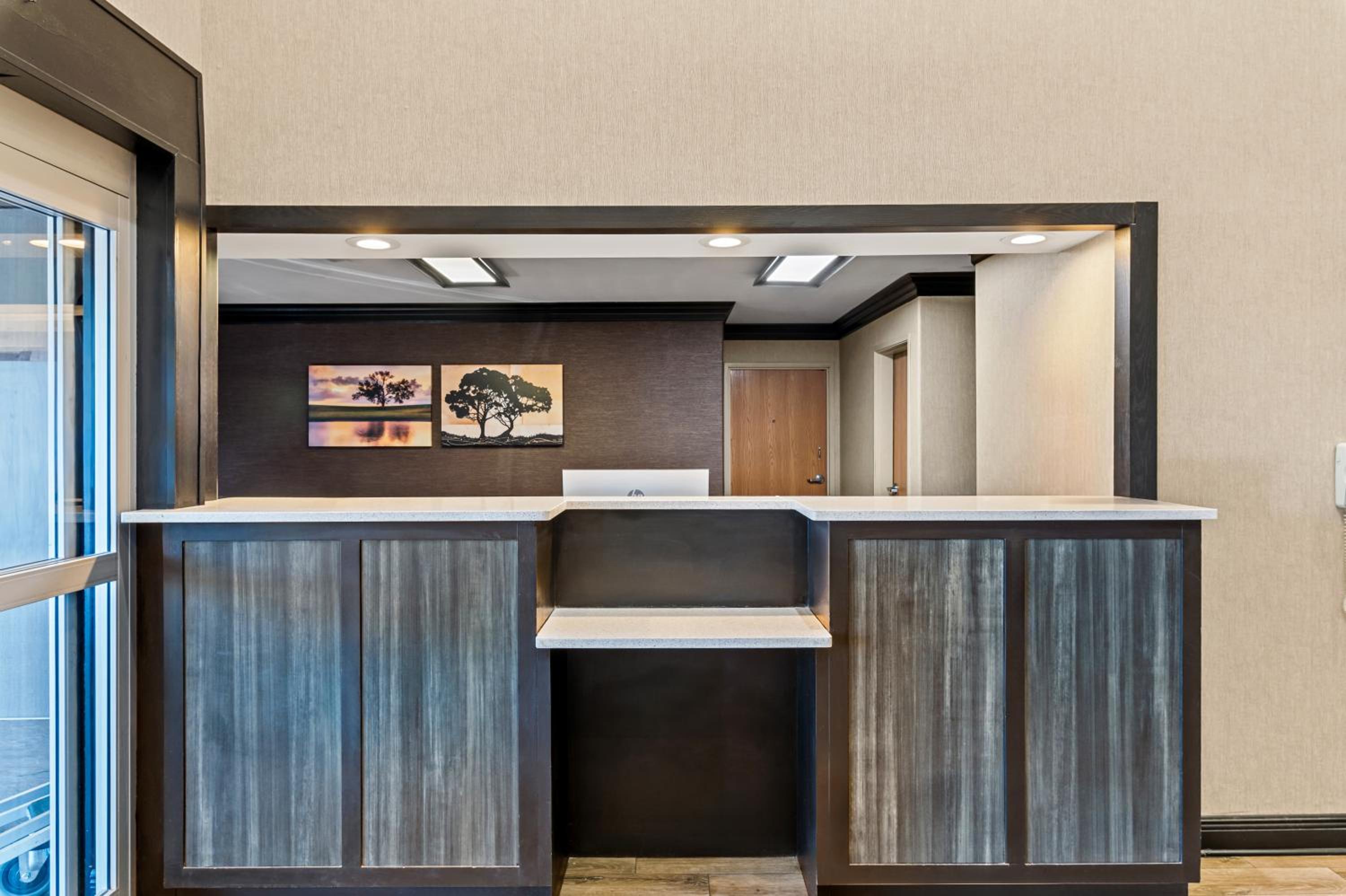 Pine Bluff Vacations - Best Western Presidential Hotel  Suites - Property Image 4