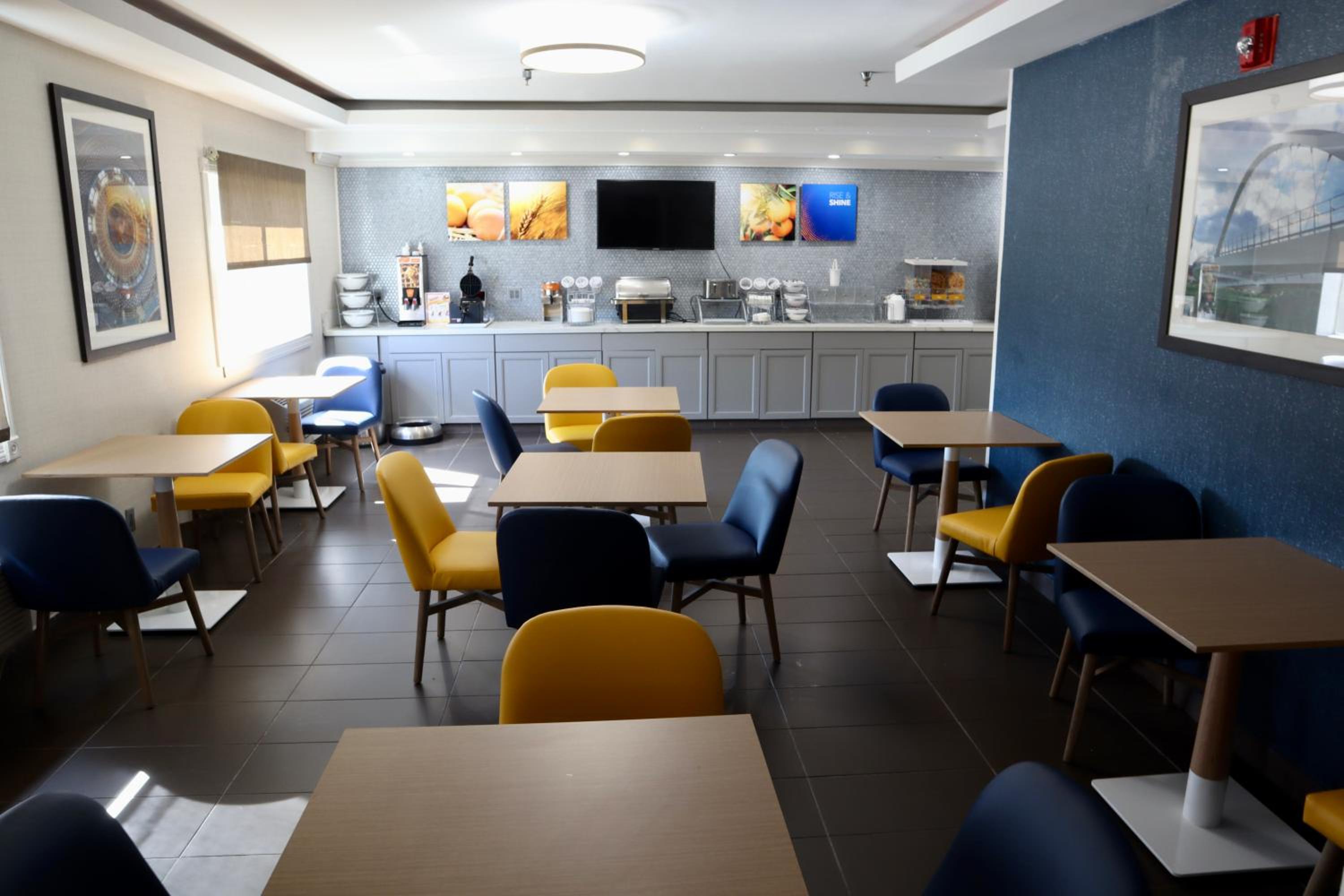 Cedar Rapids Vacations - Comfort Inn  Suites Coralville - Iowa City near Iowa River Landing - Property Image 3