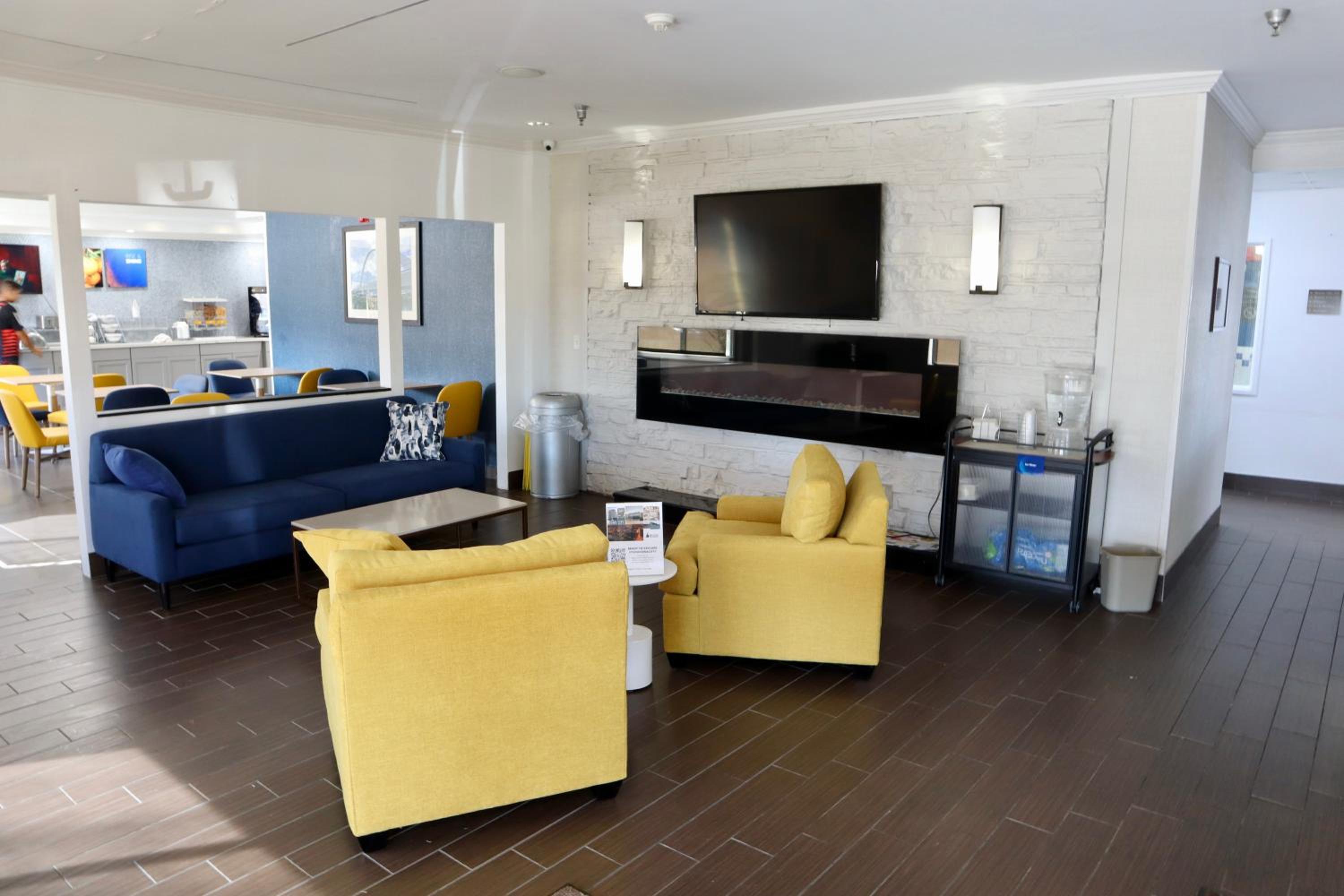 Cedar Rapids Vacations - Comfort Inn  Suites Coralville - Iowa City near Iowa River Landing - Property Image 4